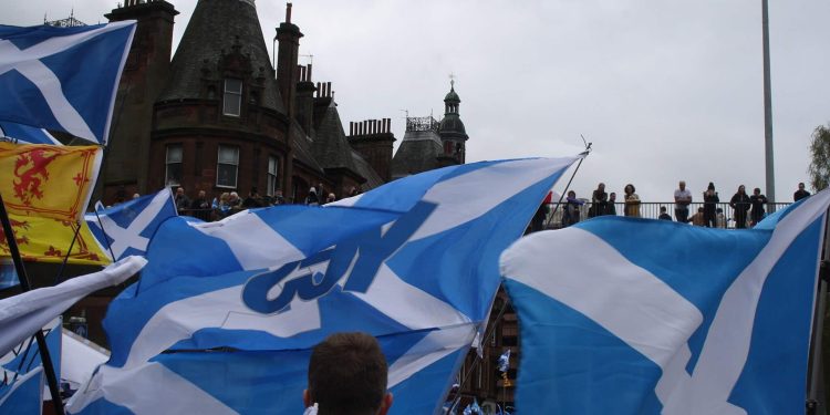 Photo of demonstrators protesting for an independent Scotland